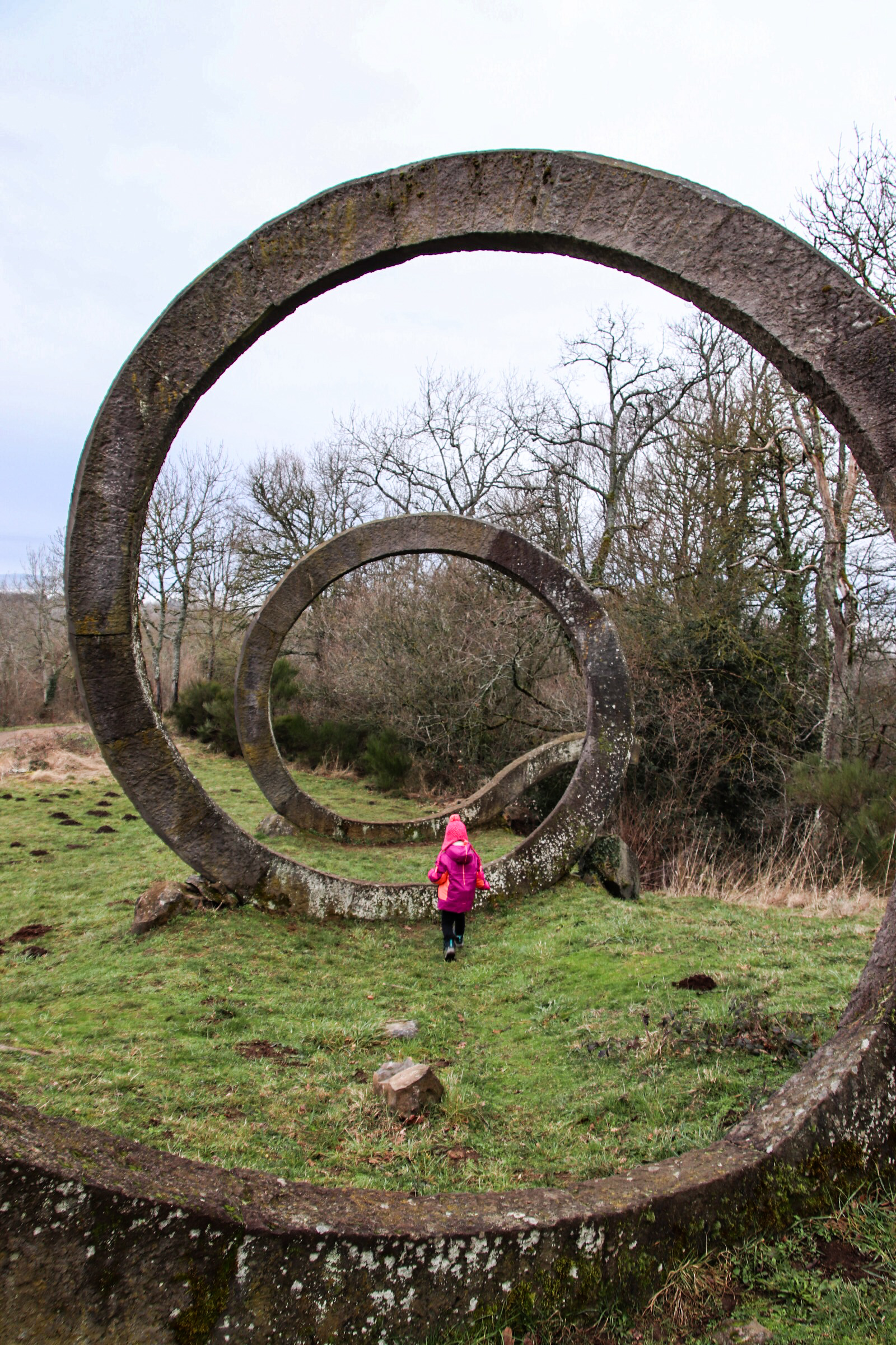 Une sculpture de Gilles Perez dans le Puy-de-Dôme à découvrir avec ses enfants pendant une balade.