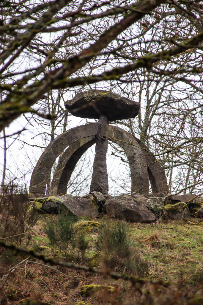 Une sculpture de Gilles Perez dans le Puy-de-Dôme à découvrir avec ses enfants pendant une balade.