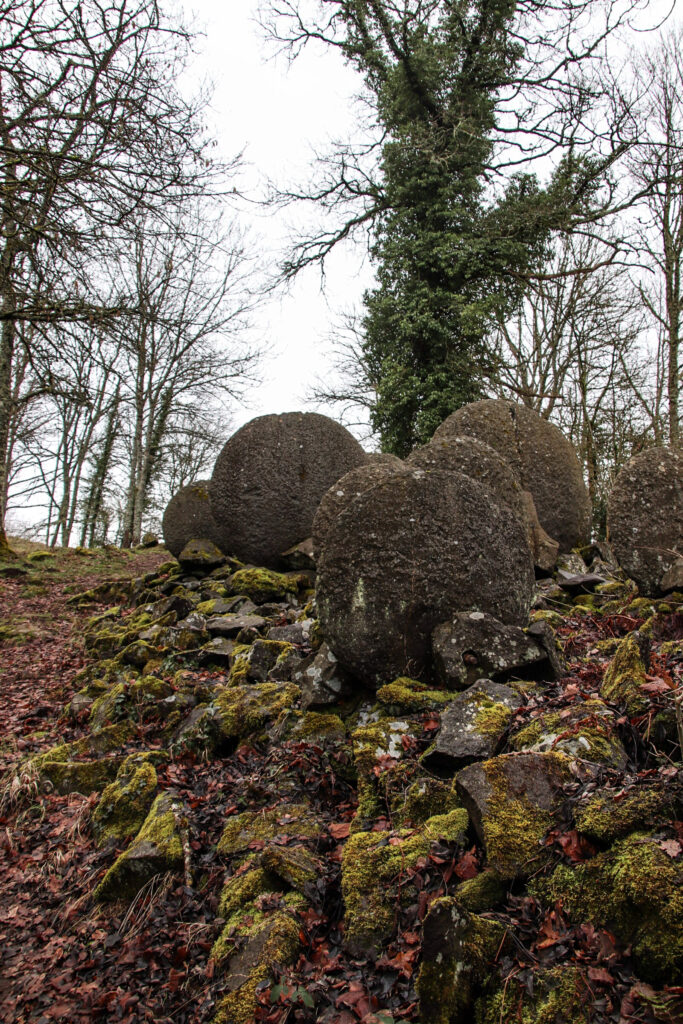 Une sculpture de Gilles Perez dans le Puy-de-Dôme à découvrir avec ses enfants pendant une balade.