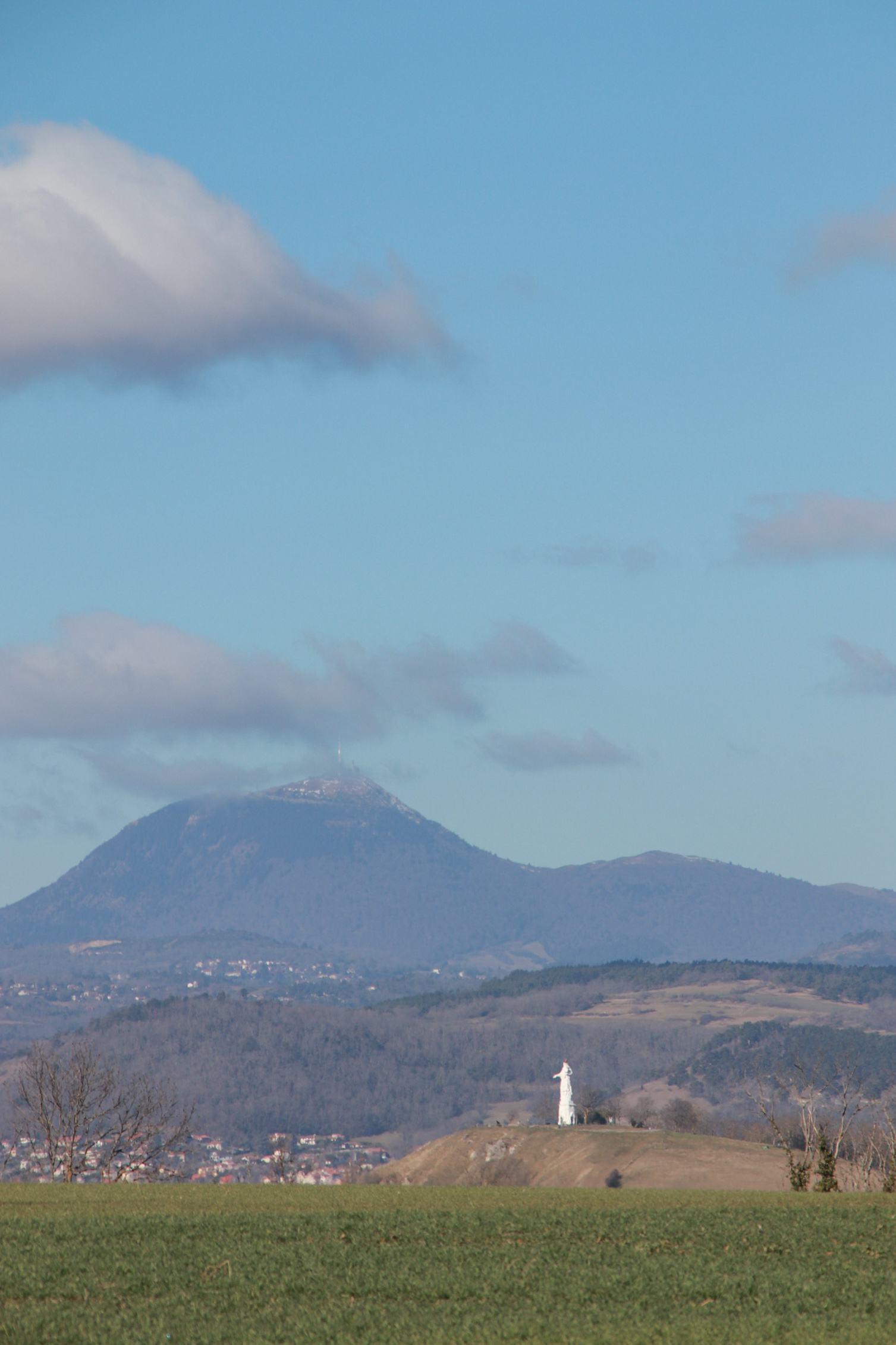 La vue sur le Puy de Dôme et la vierge de Veyre-Monton depuis le site arverne du Puy-de-Dôme à apprécier en famille