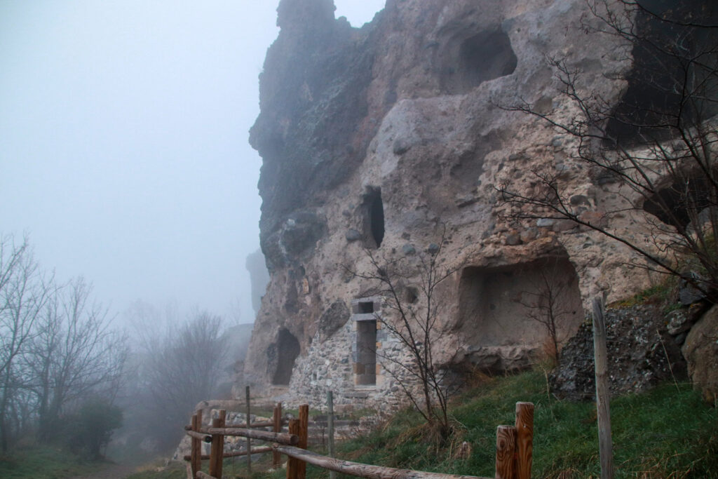 Les grottes troglodytes de Perrier dans le Puy-de-Dôme à découvrir en famille.