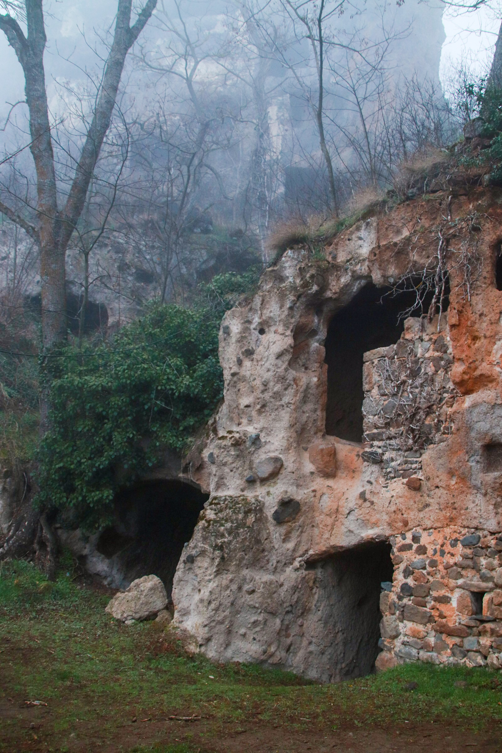 Les grottes troglodytes de Perrier dans le Puy-de-Dôme à découvrir en famille.