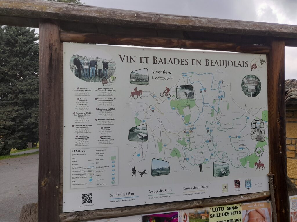 Panneau avec les circuits de randonnées,à l'entrée du village
