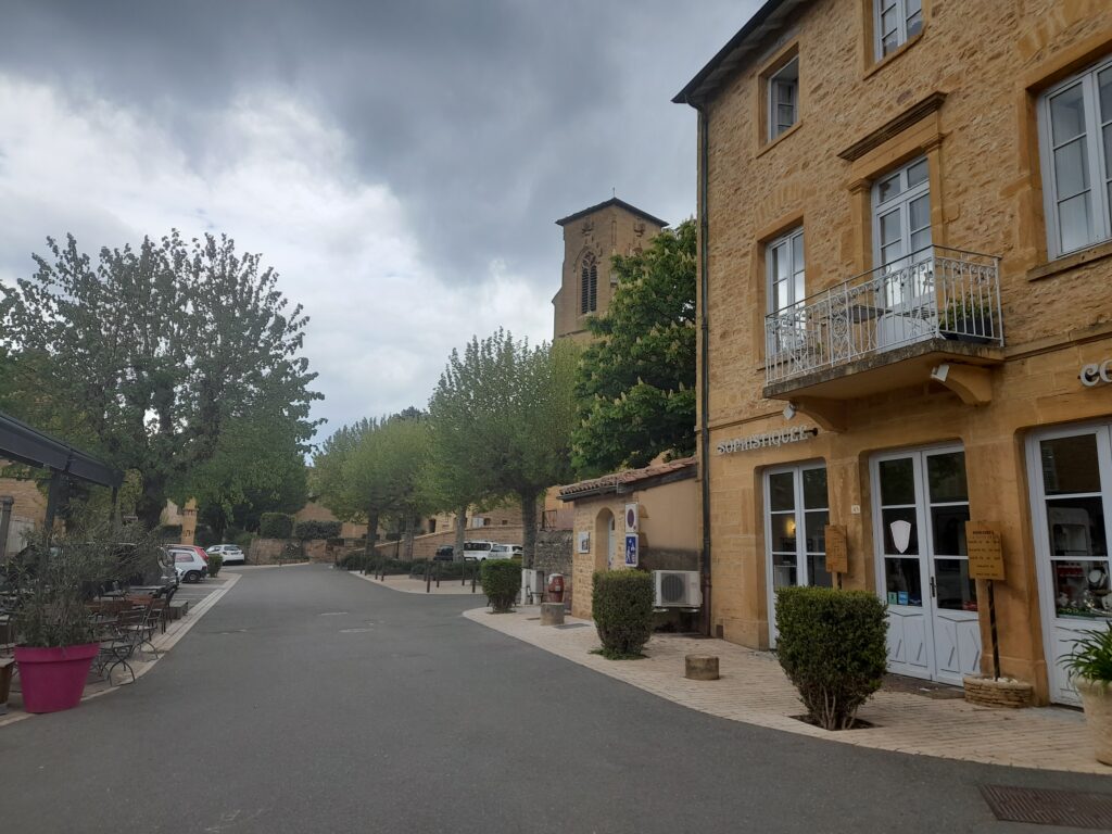 Place des tailleurs de Pierre, à Theizé, village des pierres dorées