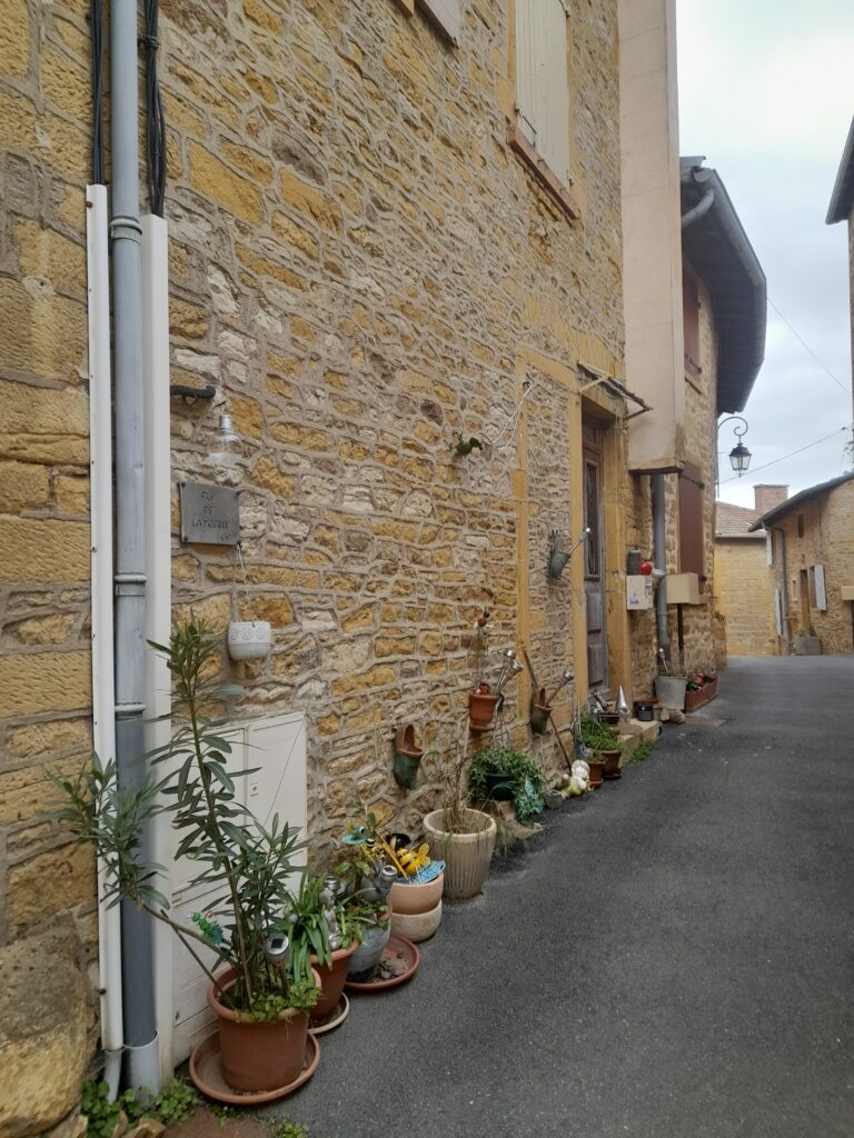Ruelle à Theizé, village des pierres dorées