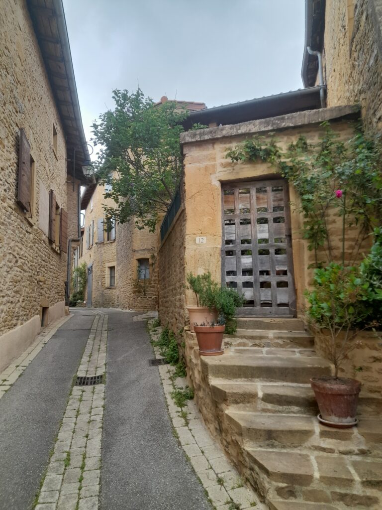 Escalier dans les rues de Theizé, village des pierres dorées