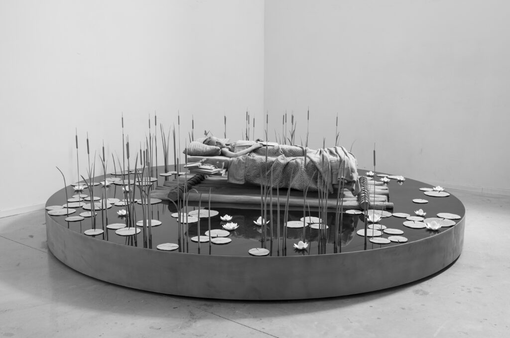 Mon lit est un radeau, la chambre est la mer, et puis j'ai ri d'une certaine tristesse en moi - 2019 - Hans Op de Beeck (né en 1969) - Polyester, polyuréthane, métal, polyamide, époxy, bois, enduit - Studio Hans Op de Beeck, Bruxelles
© Studio Hans Op de Beeck