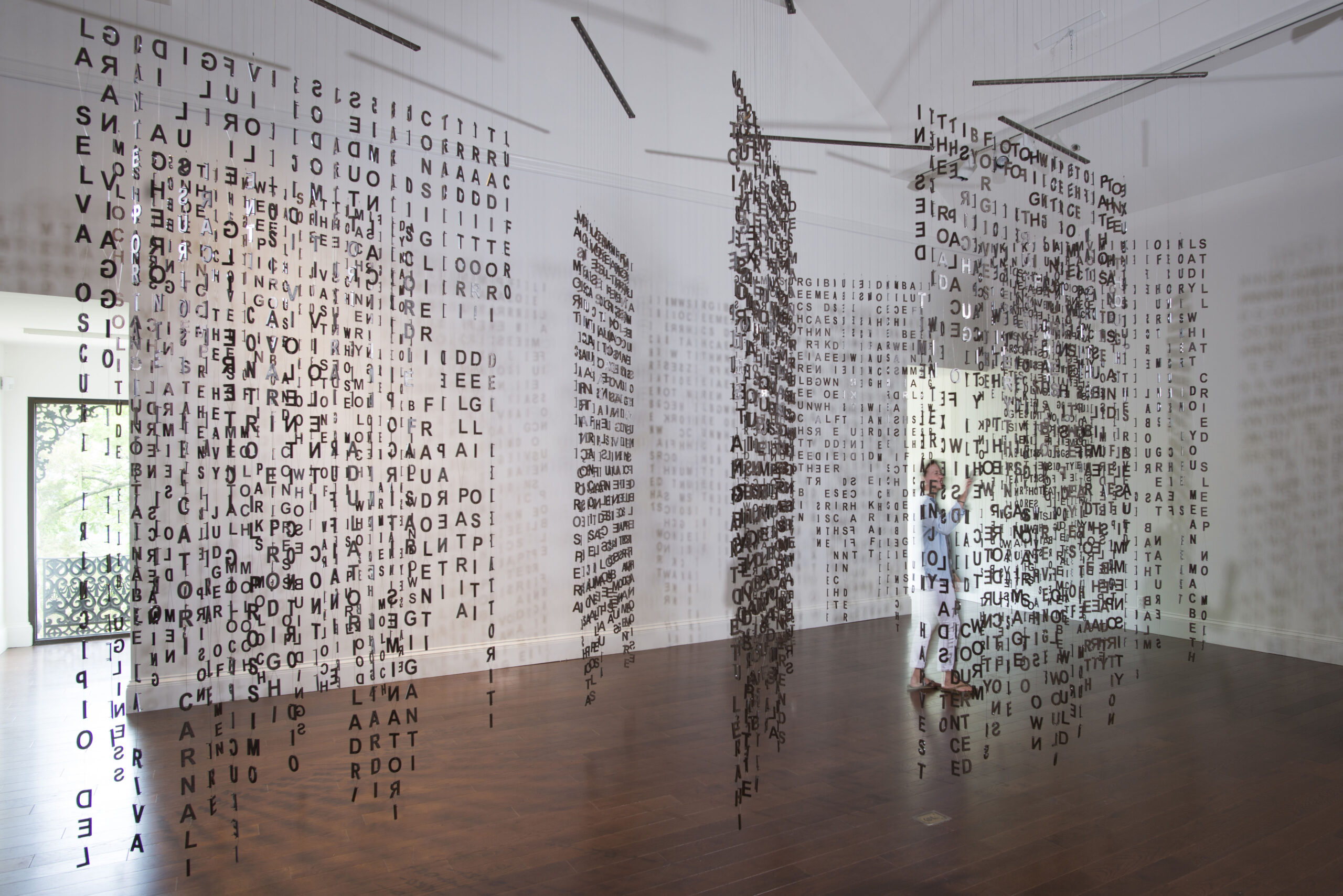 Jaume Plensa, Silent Rain, 2003, acier, dimensions variables, courtesy Galerie Lelong & Co, Paris 
© Galerie Lelong & Co, Paris, photo Fabrice Lelong 
© Adagp, Paris, 2024 
