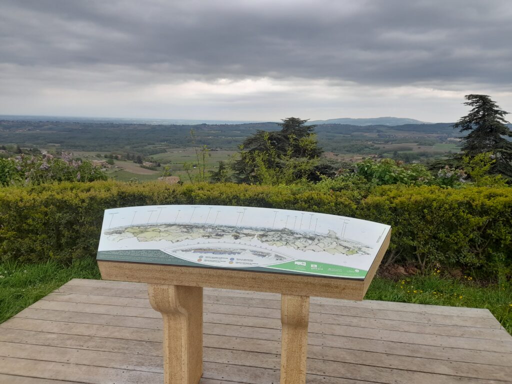 Une belle table d'orientation, juste à côté du château de Rochebonne