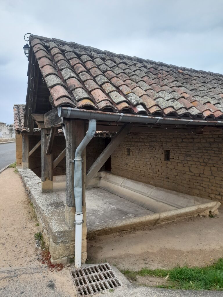 lavoir, à Theizé, village des pierres dorées