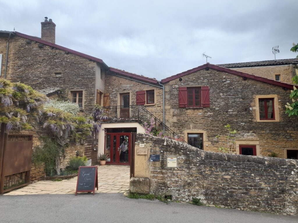maison en pierres, à Theizé, village des pierres dorées