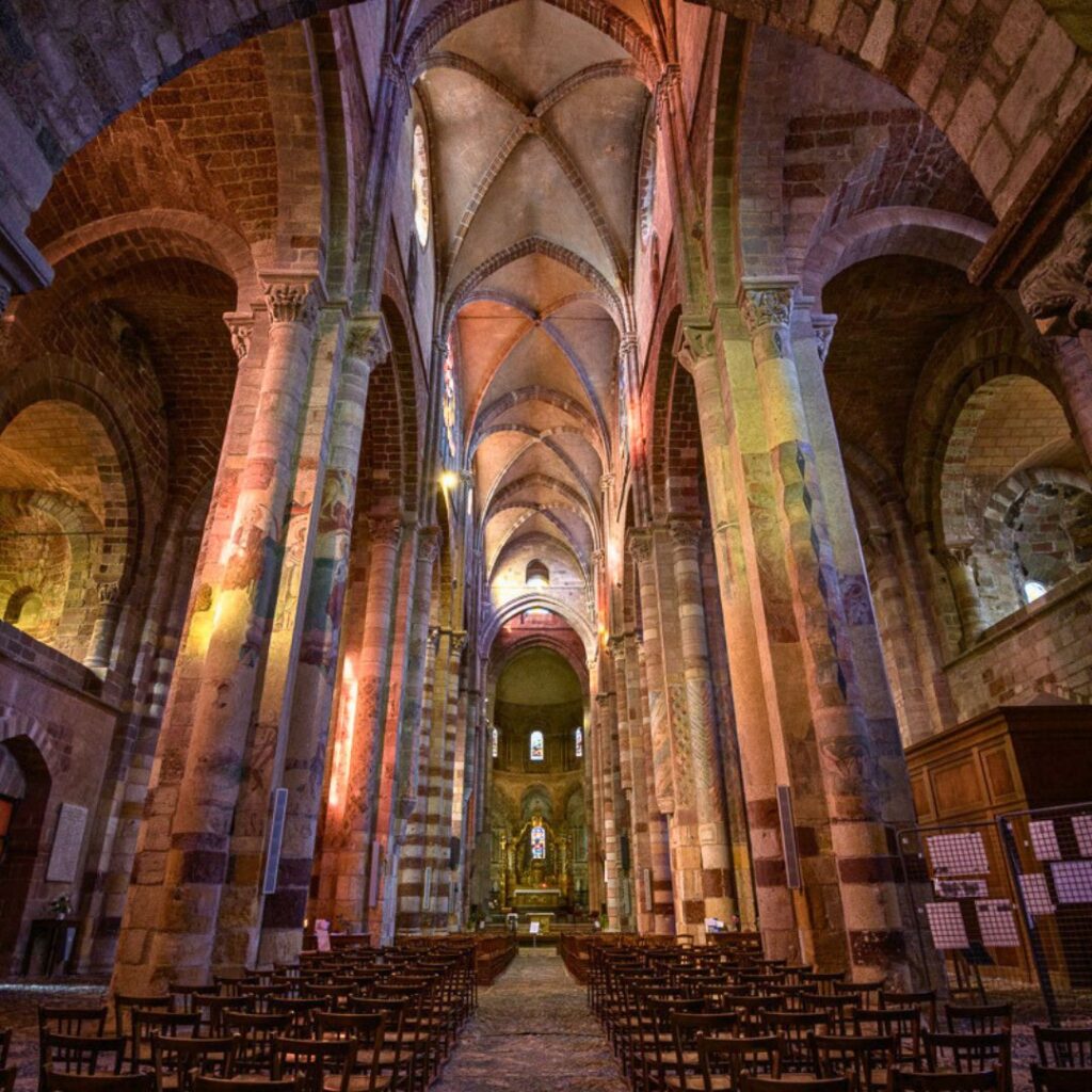 Intérieur de la Basilique Saint-Julien ©Jérémie Mazet