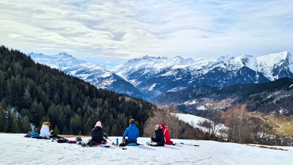 Découvre les bienfaits de la méditation en haute montagne. Pratique la pleine conscience sur la force vitale immergé avec les éléments.