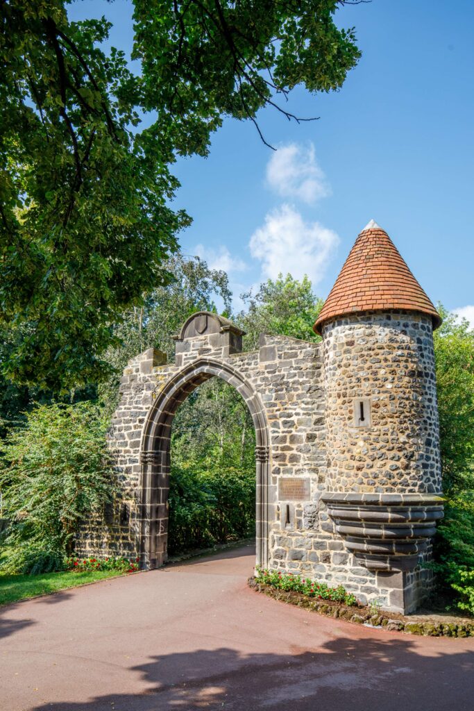 V. Tiphine / Jardin Lecoq, vestiges du château de Bien-Assis