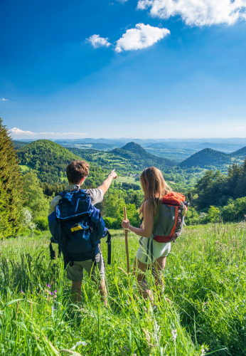 Randonneurs au col de Raffy, sur les chemins de Compostelle en Auvergne-Rhône-Alpes