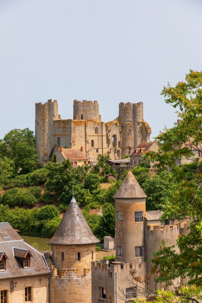Vue sur le château médiéval de Bourbon-l'Archambault