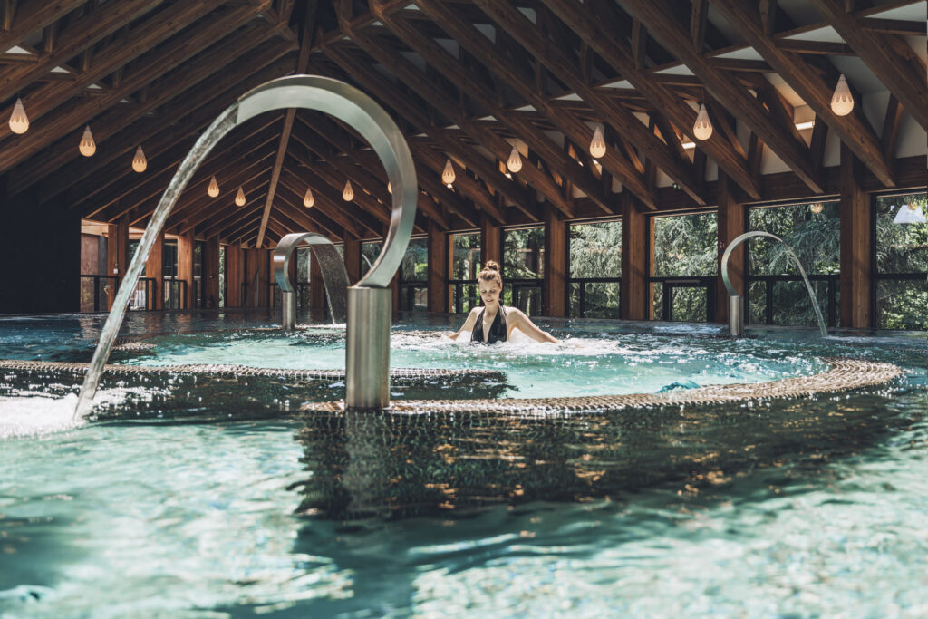 Femme profitant des bassins du Spa thermal Séquoïa Redwood, Vals-les-Bains en Ardèche