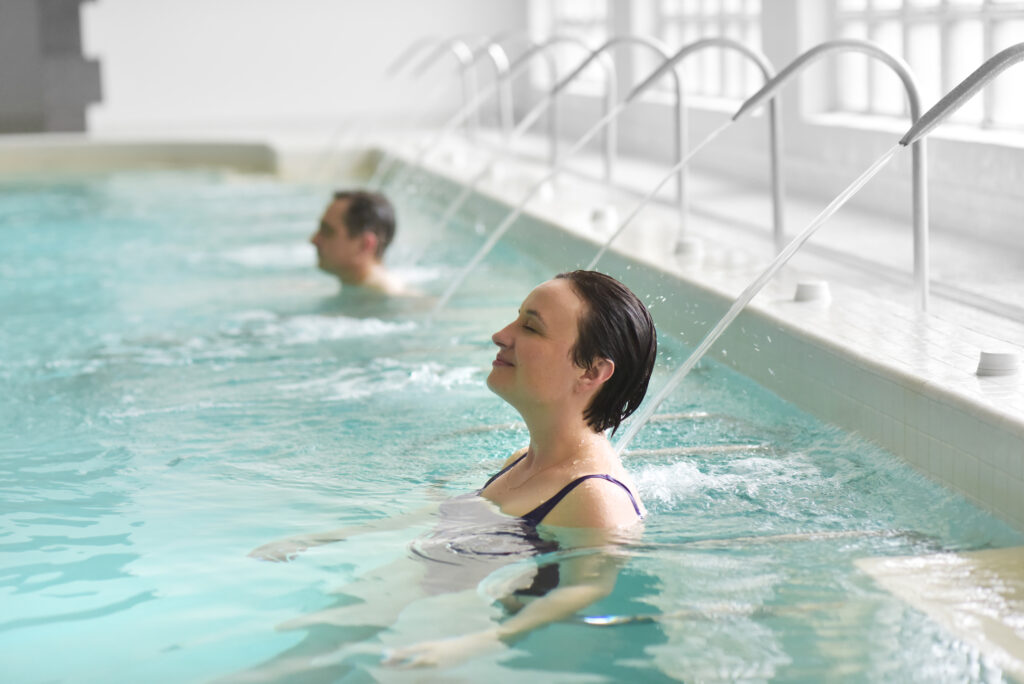 Femme profitant du bassin au Spa thermal du Mont-Dore