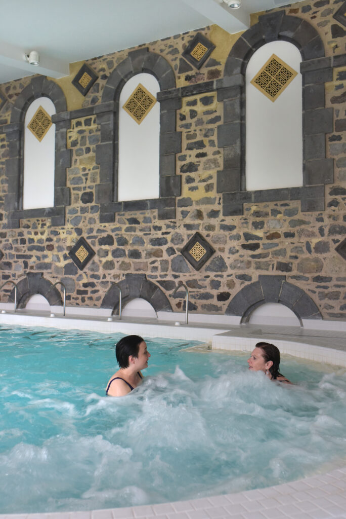 Deux femmes se relaxant dans un bassin thermal aux thermes du Mont-Dore