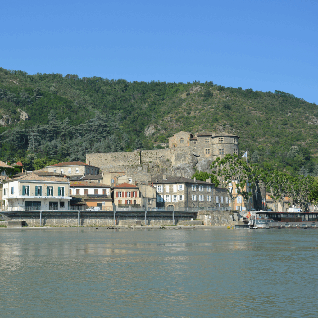 Vue sur le Château de Tournon depuis Tain l'Hermitage