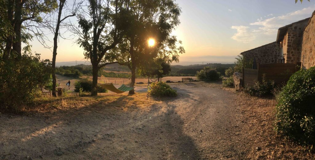 Vue sur la ferme de Simondon au coucher de soleil
