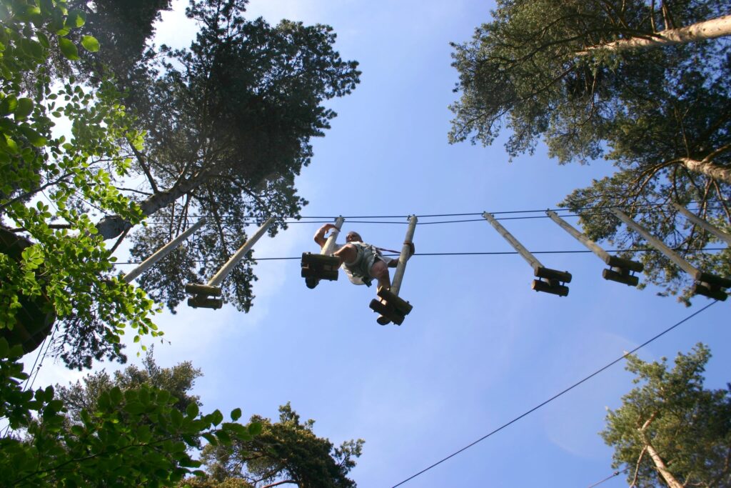 Personne réalisant de l'accrobranche dans le parc Acrobois Pilat