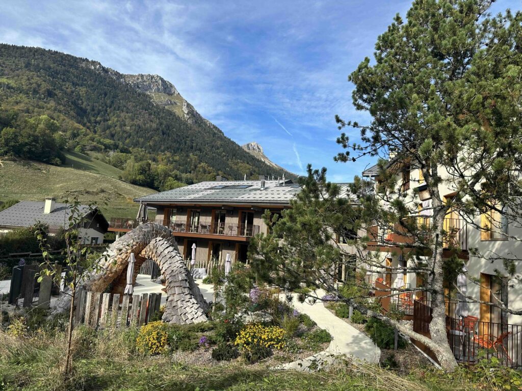 Vue de l'extérieur de l'auberge d'Aillons et d'Ailleurs dans le massif des Bauges