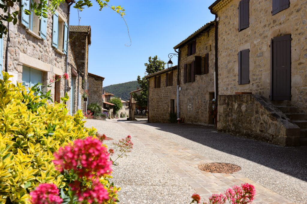 Vue d'une rue dans le village de Boucieu le Roi en Ardèche
