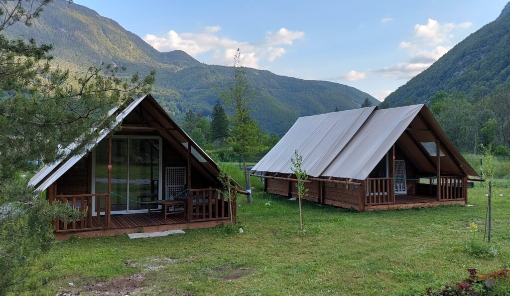 Chalets du camping "Le Valserine" dans le massif du Haut-Jura