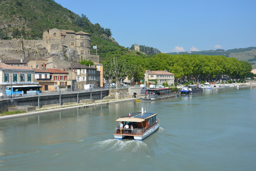 Un canotier sur le Rhône entre Tournon sur Rhône et Tain l'Hermitage