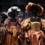 Christian Lacroix en scène, une expo baroque et foisonnante au CNCS