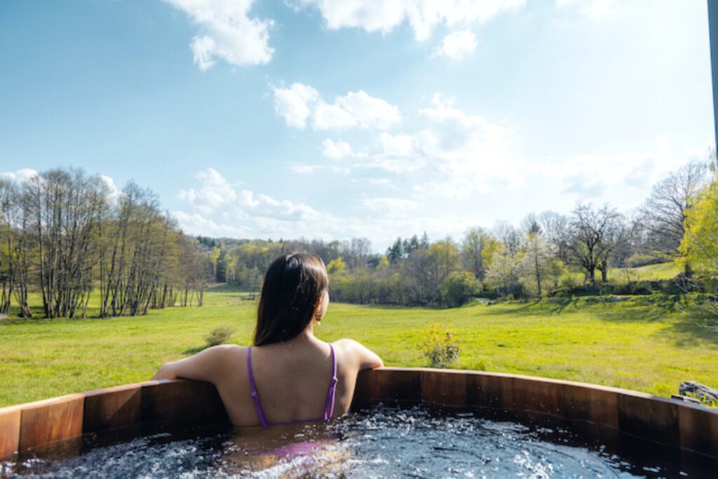 Spa privatif des écolodges de l'Ecrin d'Auvergne dans le parc naturel régional des Volcans d'Auvergne