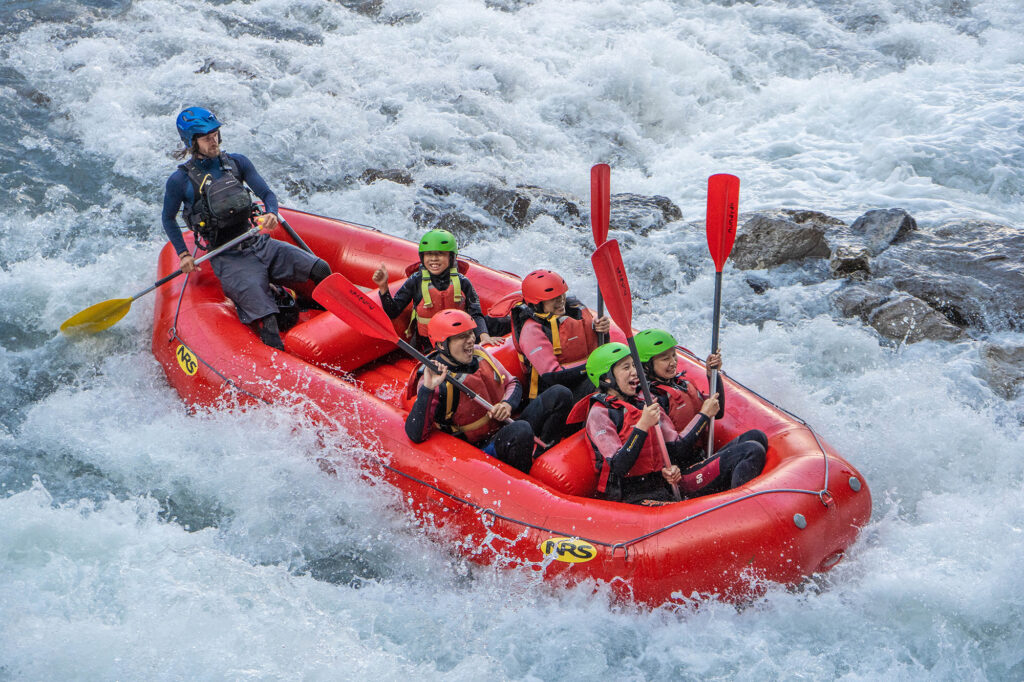 6 personnes sur un canot de rafting sur la rivière du Giffre