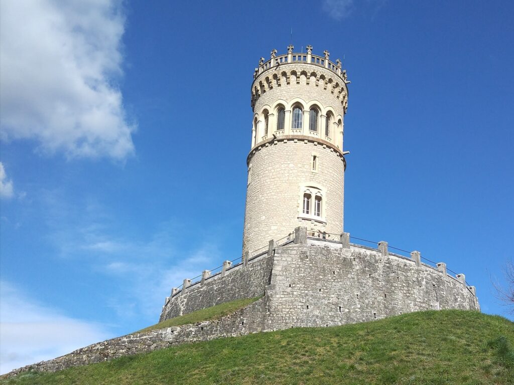 Le marais d'Avalon et sa tour