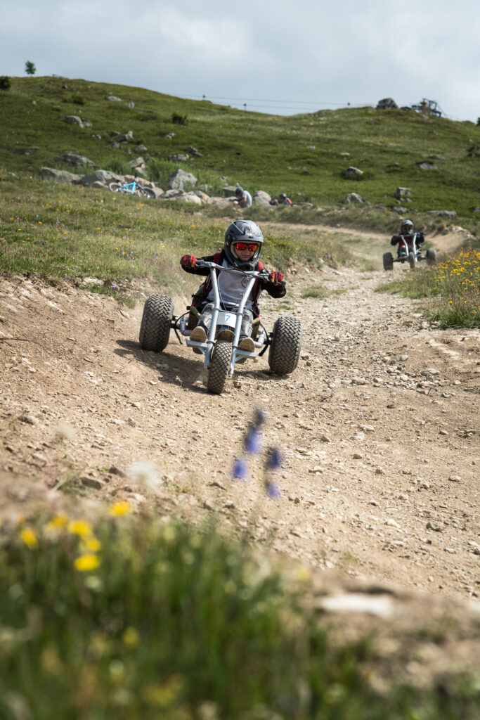 Personne faisant du mountain kart sur les pistes de Valloire en été