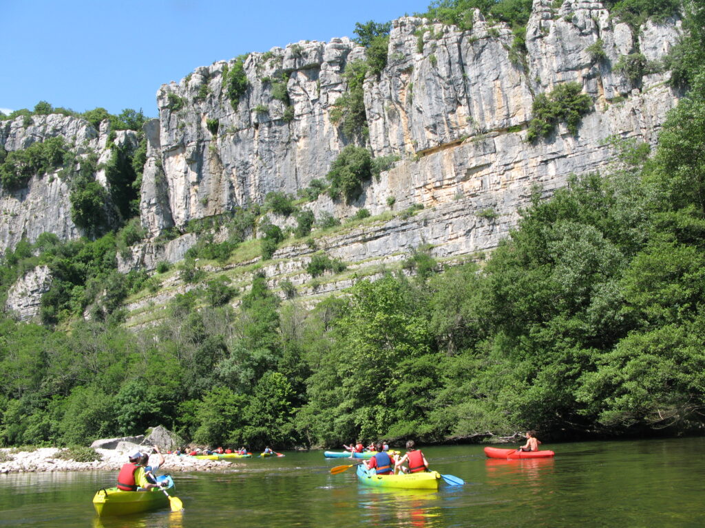 4 canoë kayak sur la rivière dans les Gorges du Chassezac en Ardèche