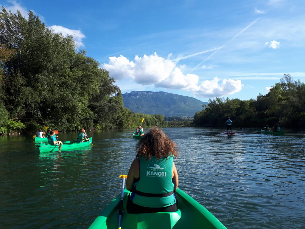 4 canoë naviguant sur le Rhône, dans la base nautique du Haut Rhône à Yenne
