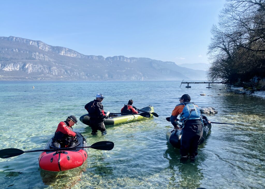 4 personnes faisant du packraft sur le lac du Bourget