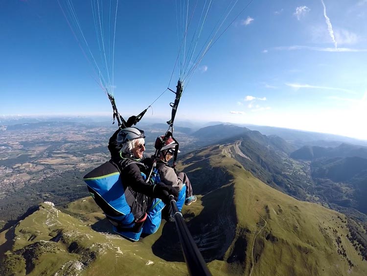 Deux personnes survolant Valserhône dans l'Ain en parapente