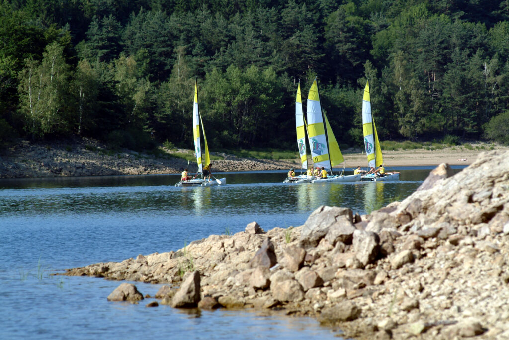 4 planches à voile sur le lac de Lavalette