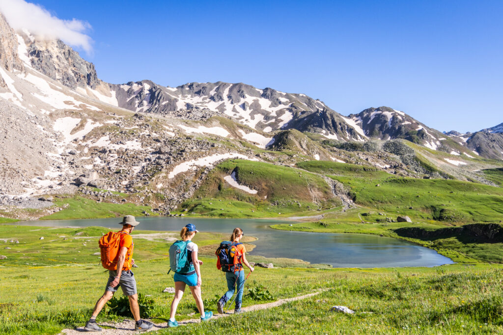 3 personnes randonnant vers le Lac des Cerces à Valloire