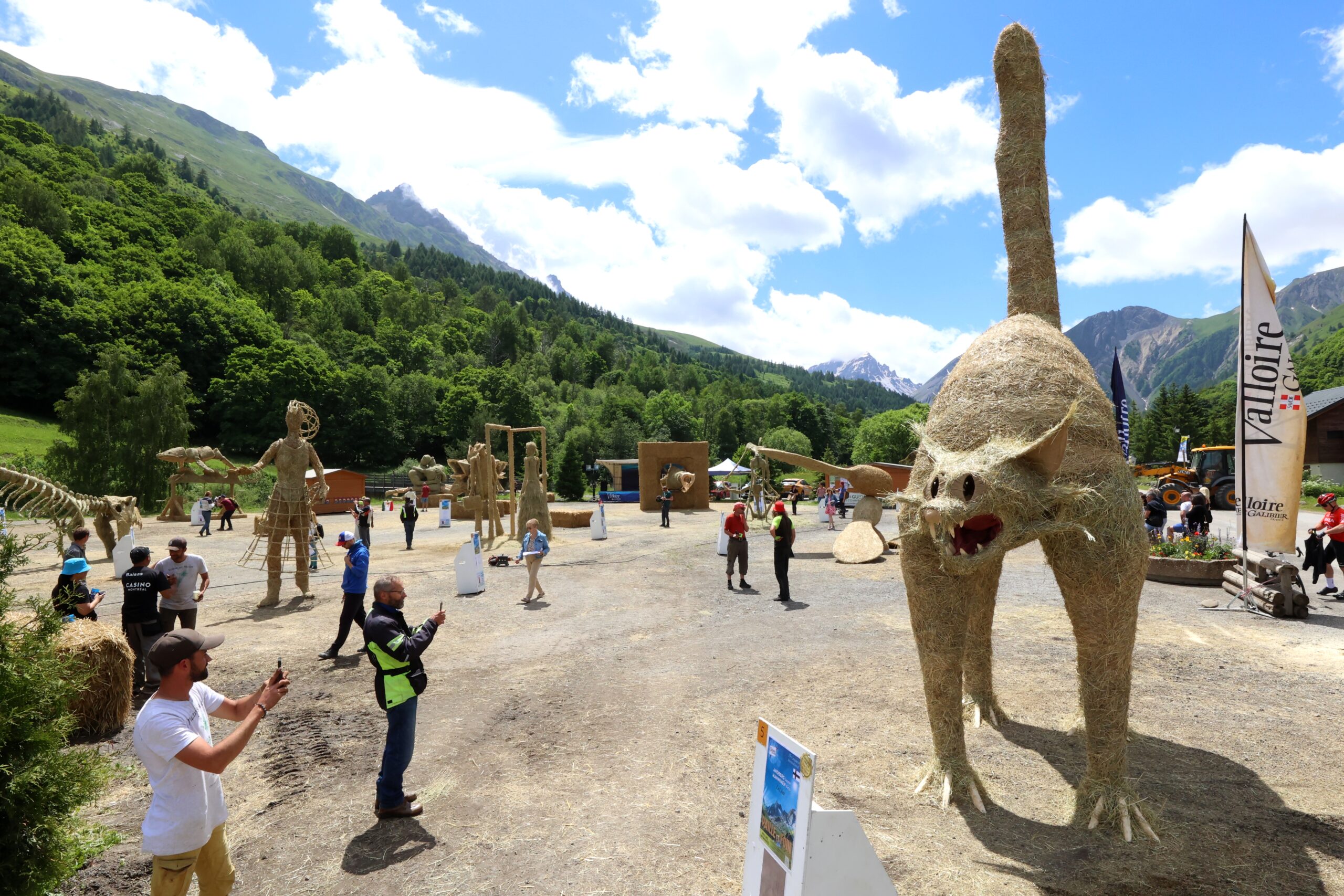 Sculpture gigantesque réalisée en paille et foin représentant un chat effrayé