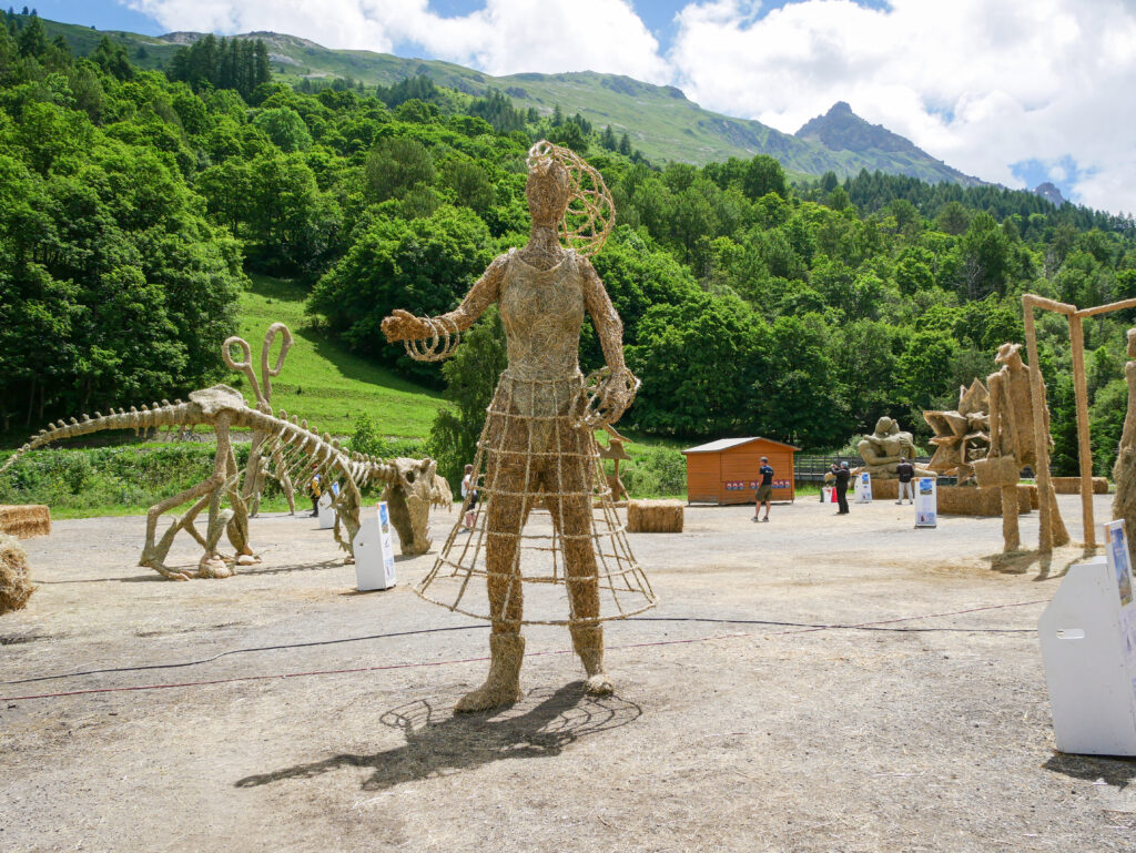 Sculpture gigantesque réalisée en paille et foin représentant une femme