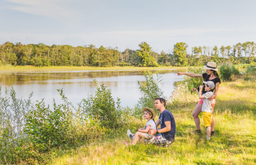 Une famille avec les 2 parents et deux enfants dans à l'étang de Prêle lors d'un week-end en famille dans la Dombes