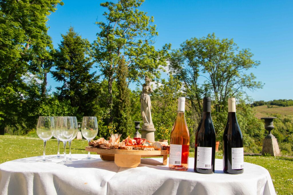 Une table avec des bouteilles de vin lors d'un apéro insolite dans le Beaujolais
