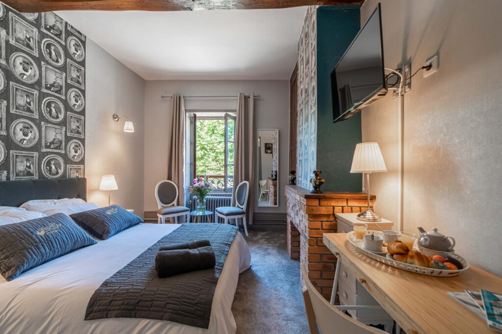 Chambre à l'hôtel du Coq Dort à Châtillon-sur-Chalaronne pour un week-end en famille dans la Dombes