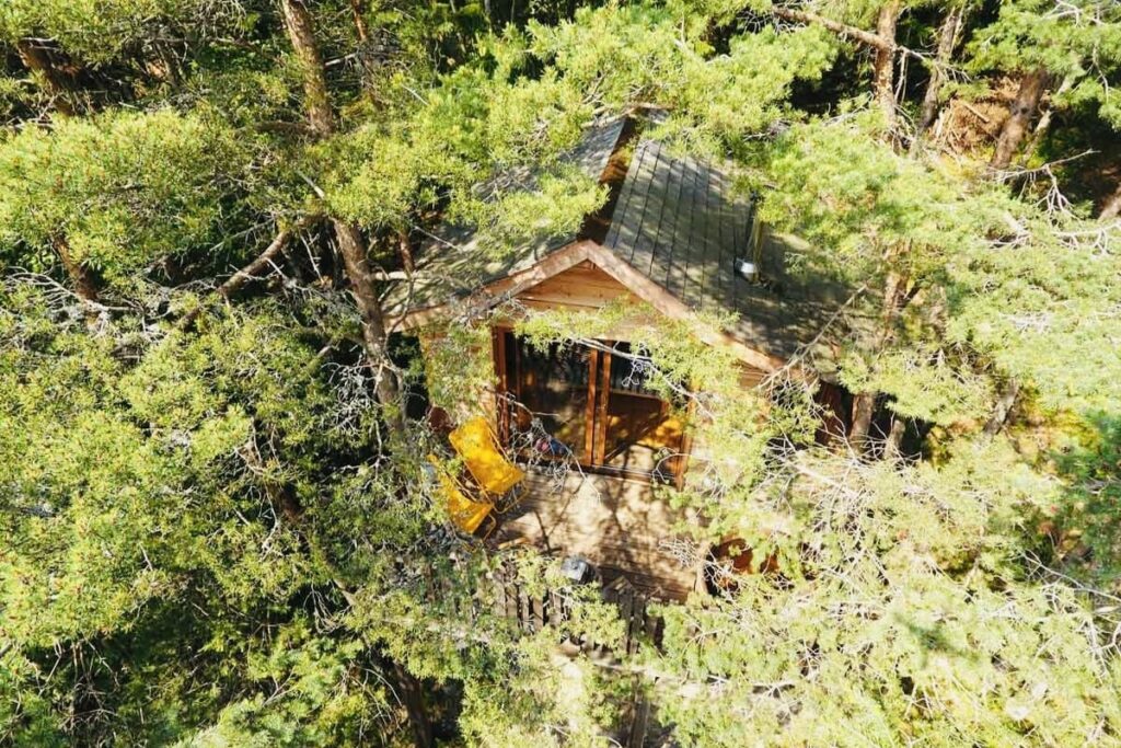Les cabanes perchées Là-Haut : une nuit insolite