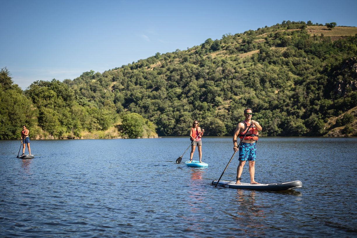 3 personnes faisant du paddle sur la base nautique de Cordelle