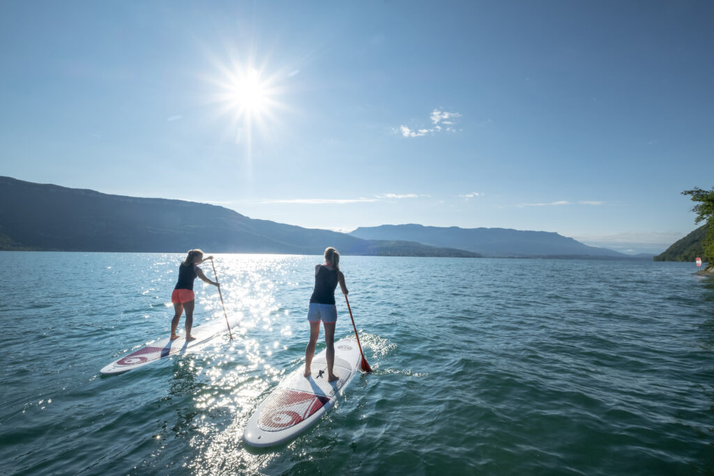 Deux femmes faisant du paddle sur le Lac du Bourget