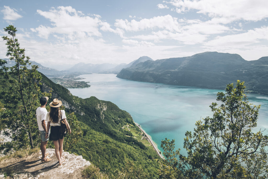 Un couple face à un panorama sur le lac du Bourget en Auvergne-Rhône-Alpes